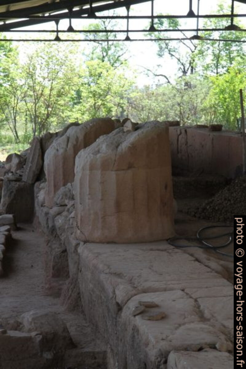 Bases des colonnes du Temple archaïque d'Apollon Metropolis. Photo © Alex Medwedeff