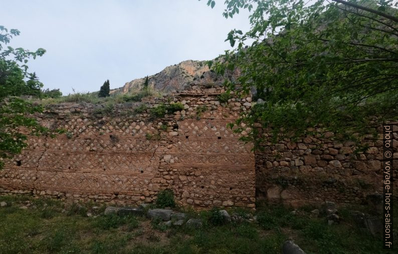Mur de l'Agora Romaine de Delphes. Photo © André M. Winter