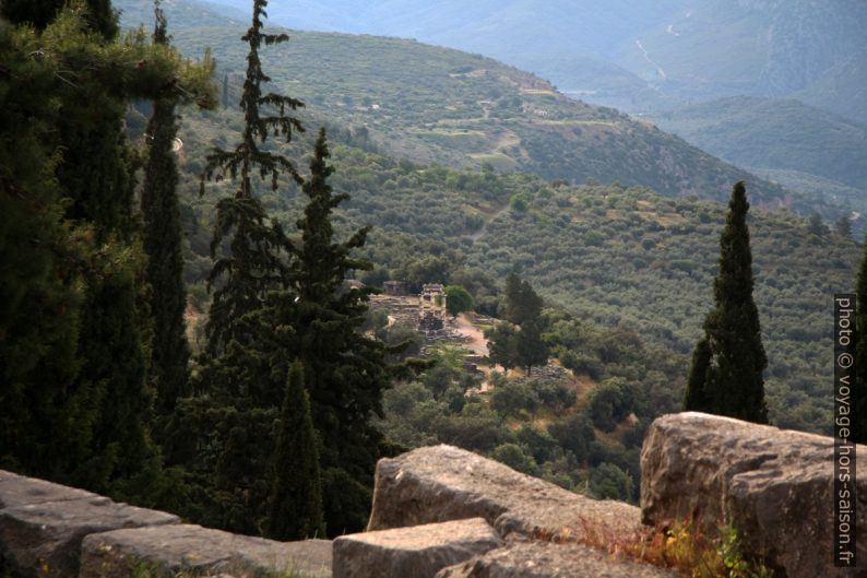 Vue de la Voie Sacrée vers la Tholos. Photo © André M. Winter