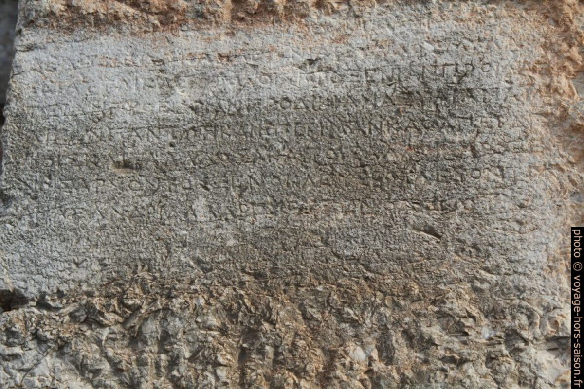 Pierre avec inscriptions à Delphes. Photo © Alex Medwedeff