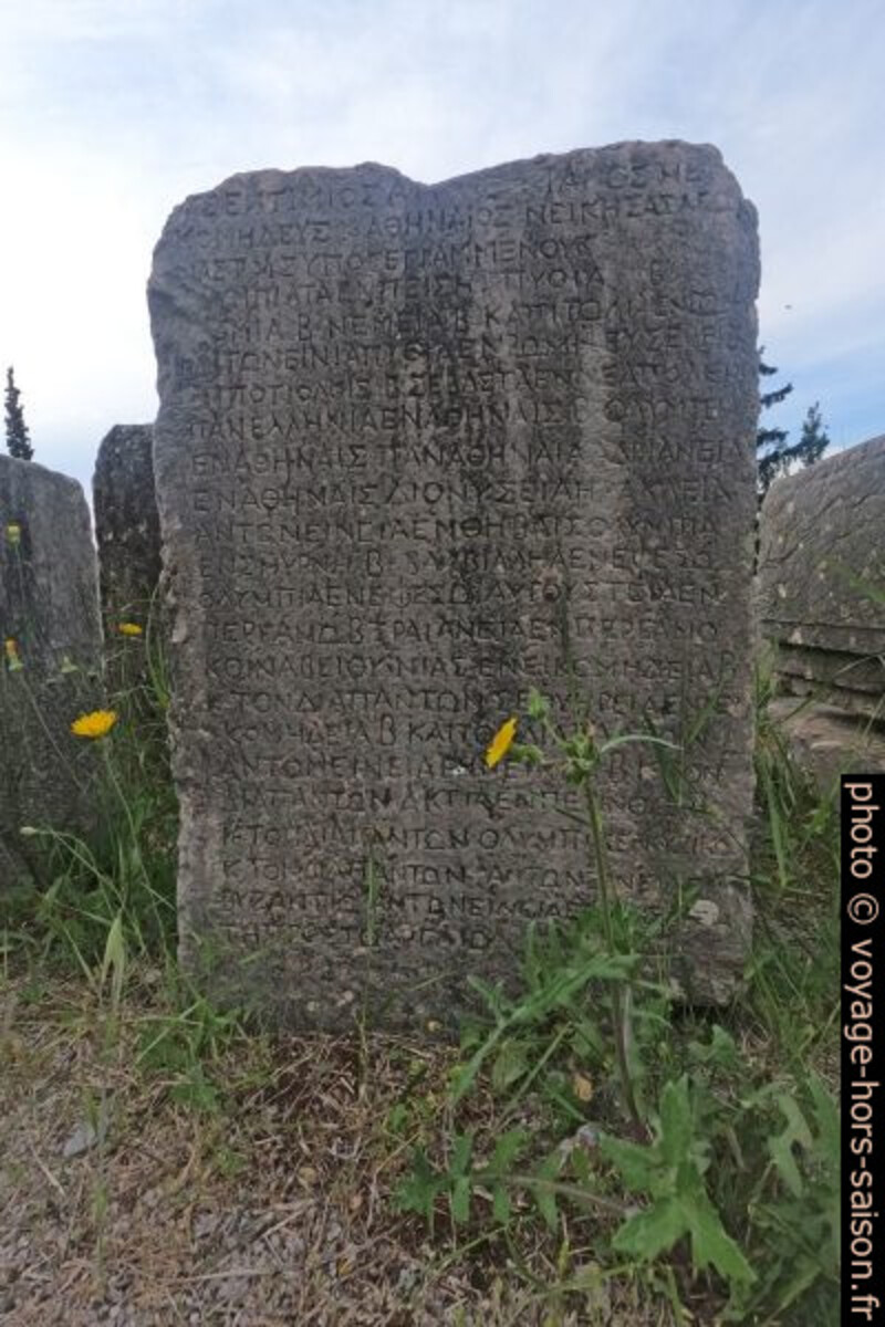 Pierre avec inscriptions à Delphes. Photo © André M. Winter