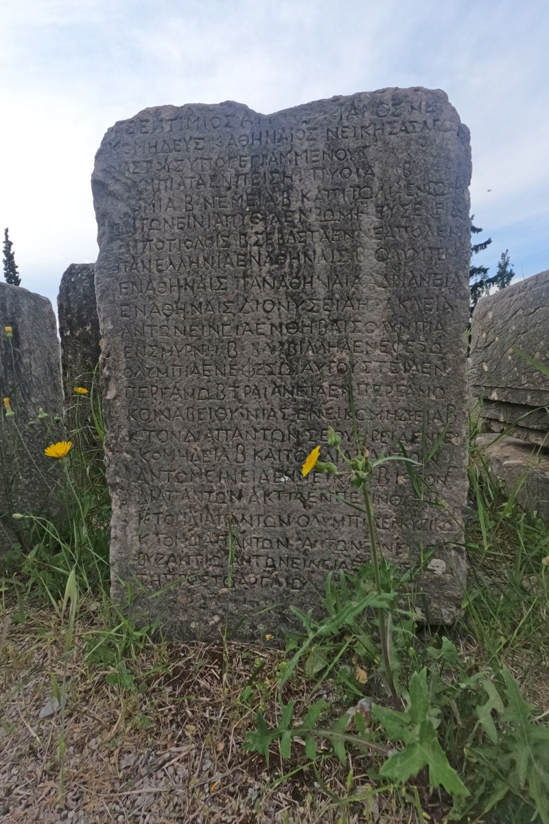 Pierre avec inscriptions à Delphes. Photo © André M. Winter