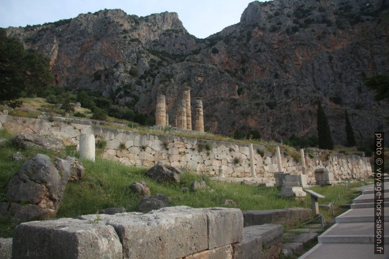 Le mur polygonal sous le Temple d'Apollon. Photo © André M. Winter