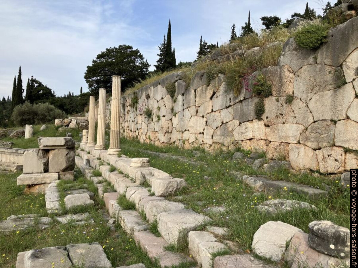 Colonnes du Portique des Athéniens et le mur polygonal. Photo © André M. Winter