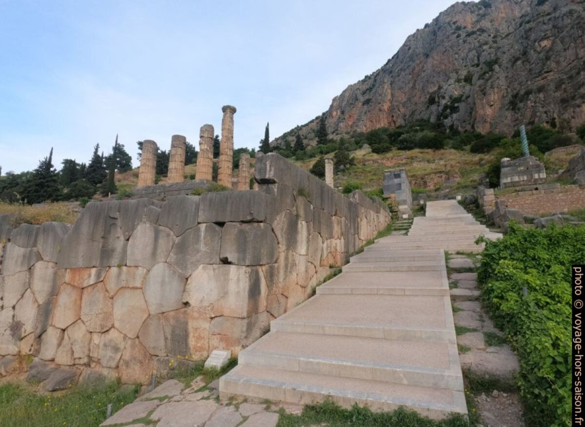 Le mur polygonal soutenant la terrasse du Temple d'Apollon. Photo © André M. Winter