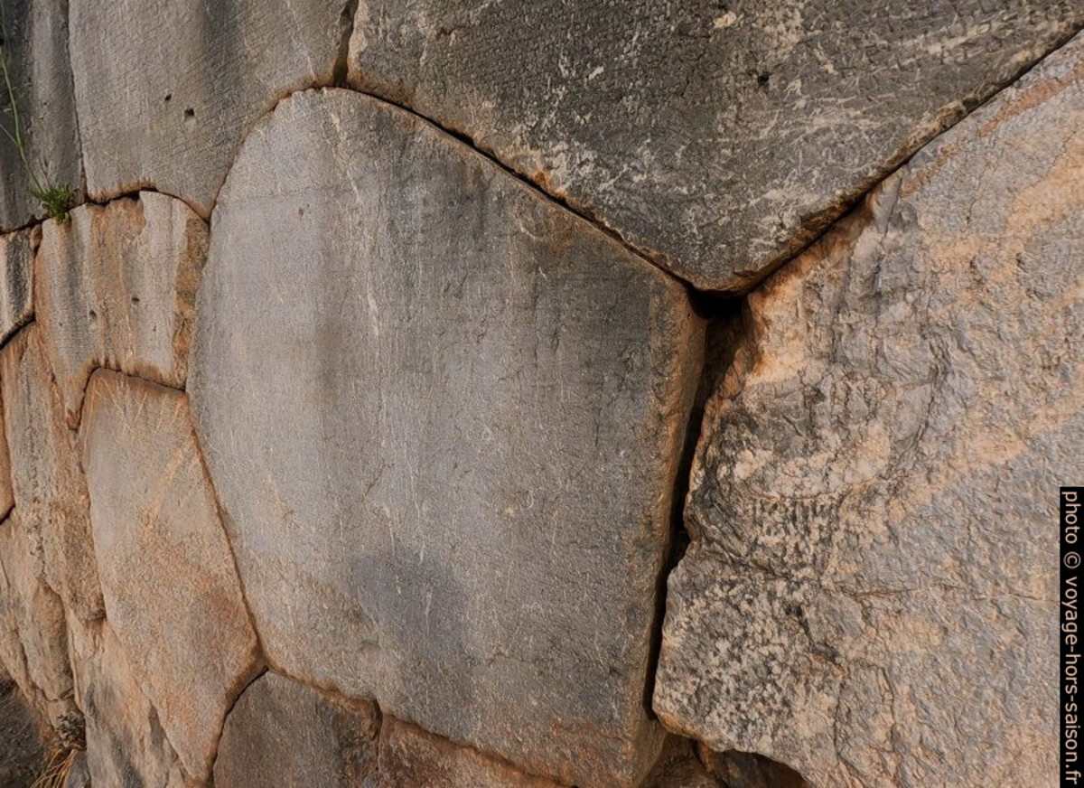 Inscriptions sur le mur polygonal sous le Temple d'Apollon. Photo © André M. Winter