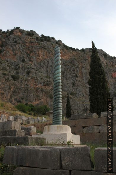 Colonne serpentine du trépied de Platées. Photo © André M. Winter