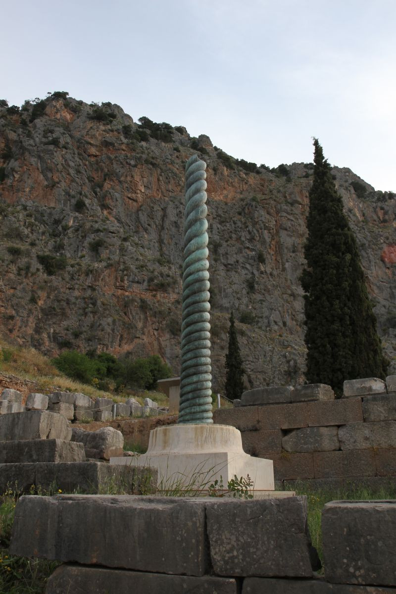 Colonne serpentine du trépied de Platées. Photo © André M. Winter
