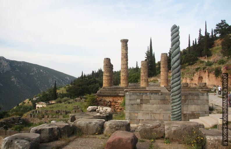 Colonne serpentine, l'autel des Chians et le Temple d'Apollon. Photo © André M. Winter