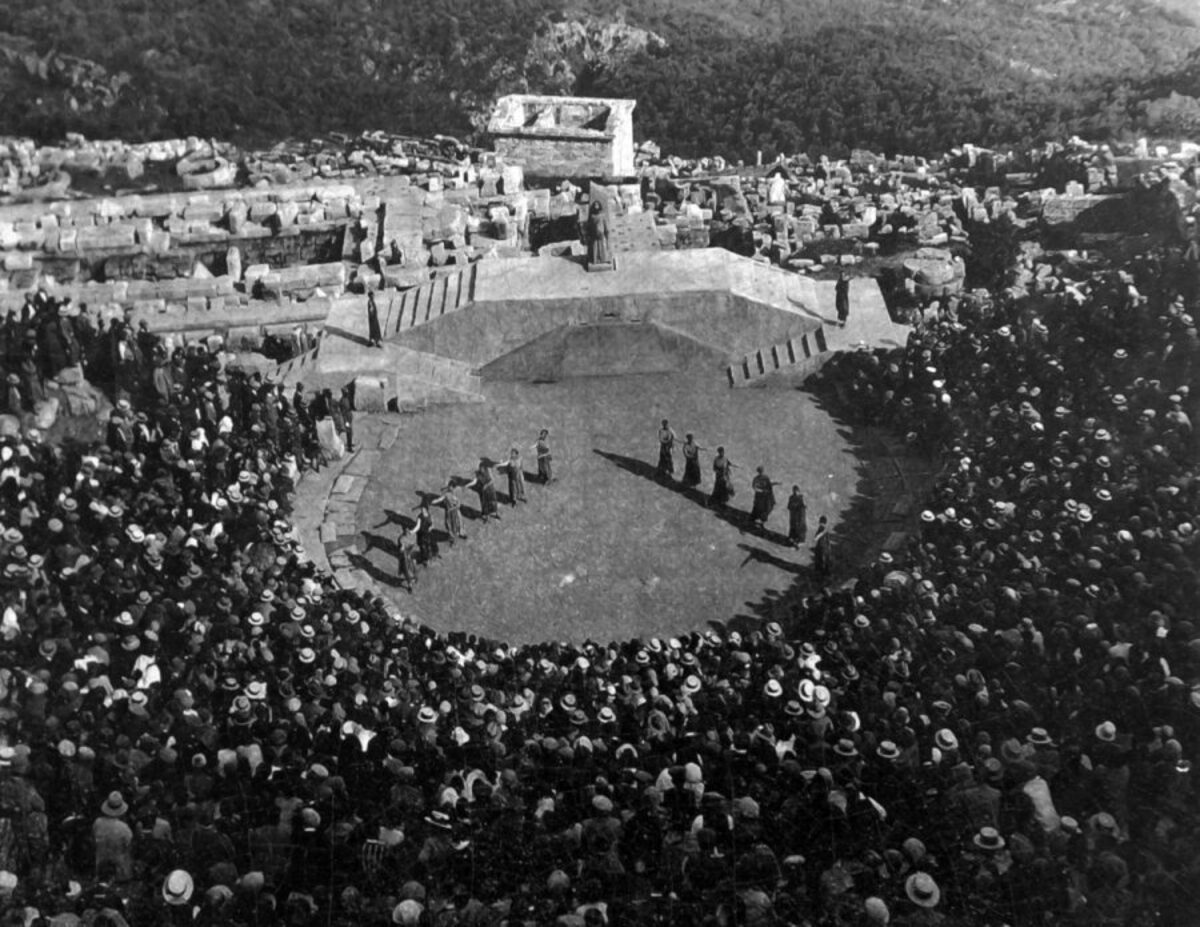 Représentation du Drame Prométhée dans le théâtre de Delphes en 1930. Photo © André M. Winter