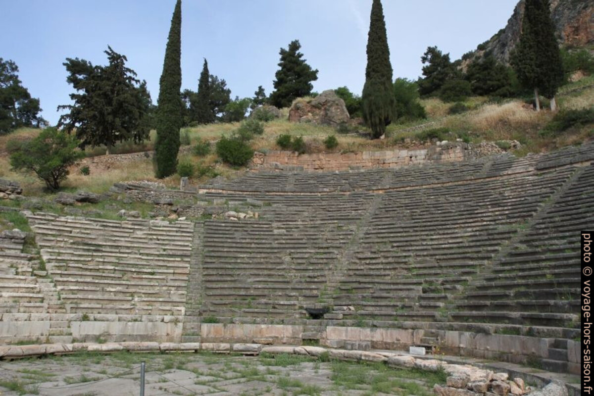 Le koilon du théâtre de Delphes. Photo © Alex Medwedeff
