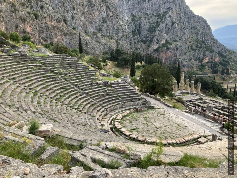 Le koilon du théâtre de Delphes. Photo © Alex Medwedeff