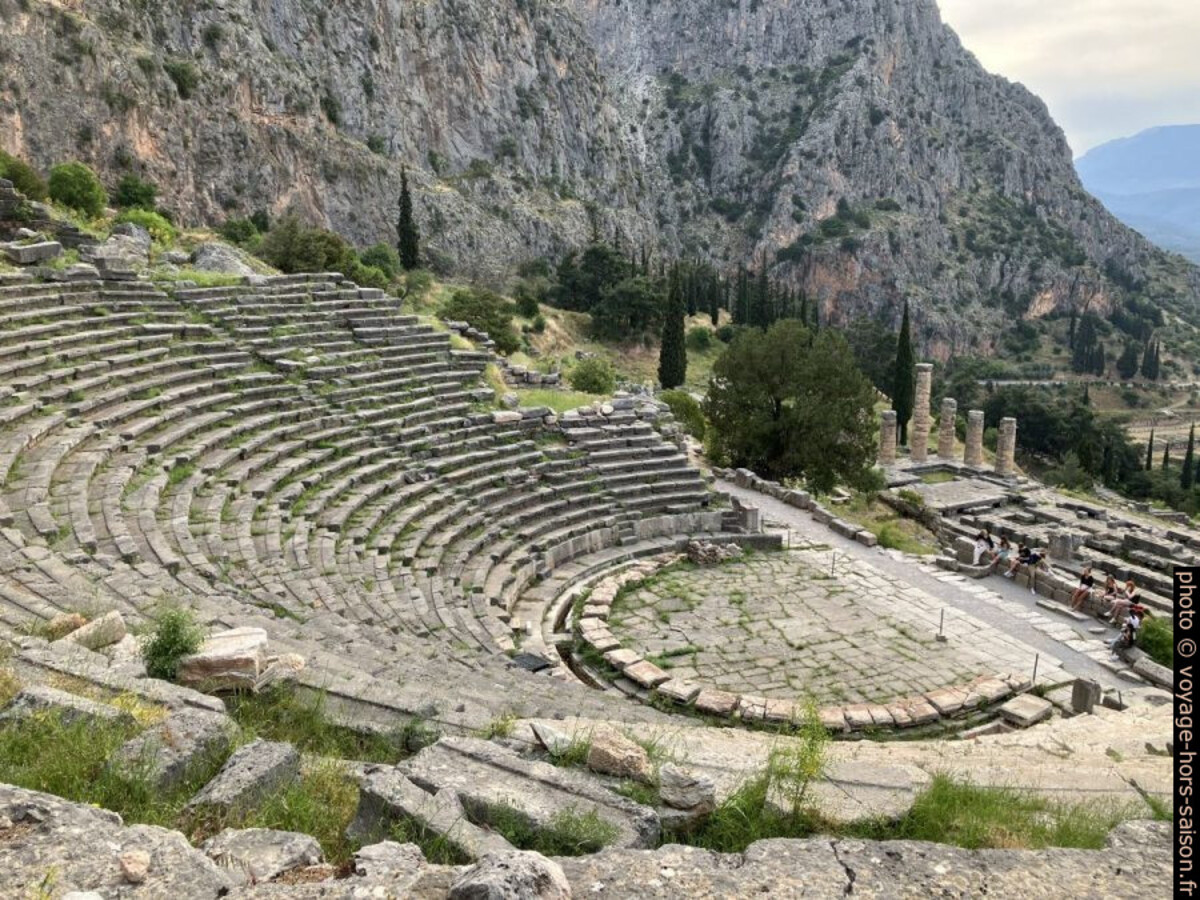 Le koilon du théâtre de Delphes. Photo © Alex Medwedeff