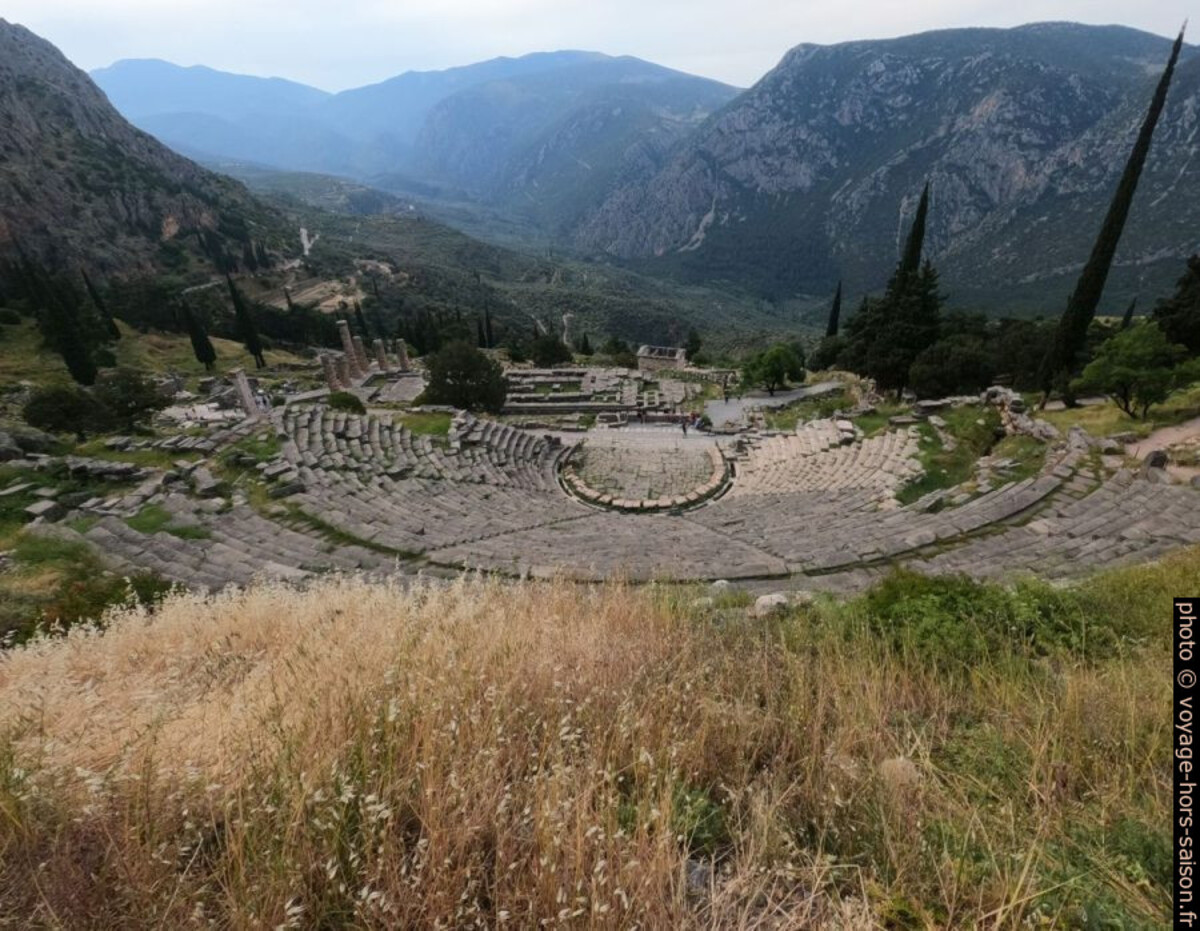 Le koilon du théâtre de Delphes. Photo © André M. Winter