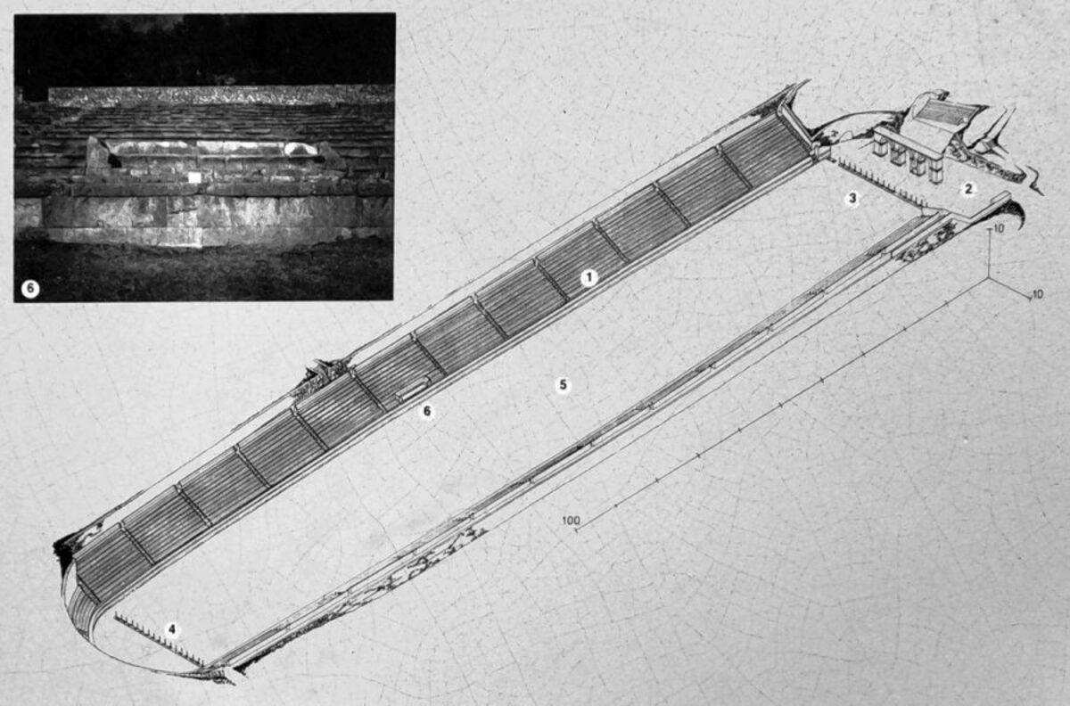 Les sièges honorifiques et le plan du stade de Delphes. Photo © André M. Winter
