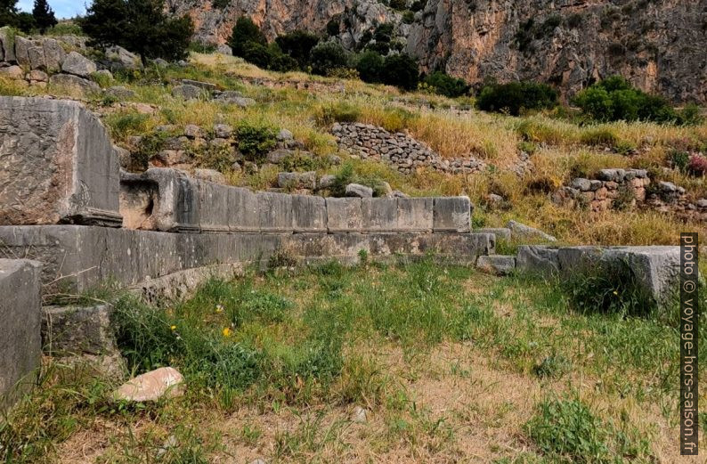 Base du monument en fer à cheval. Photo © André M. Winter