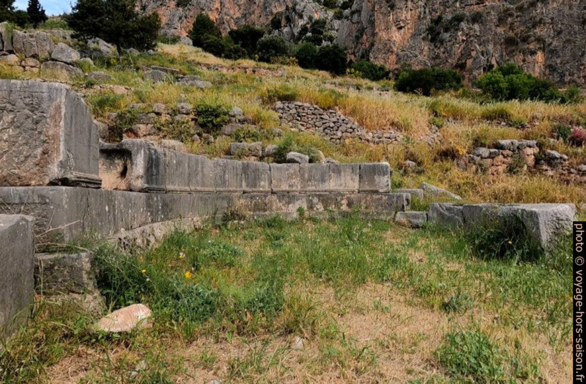 Base du monument en fer à cheval. Photo © André M. Winter