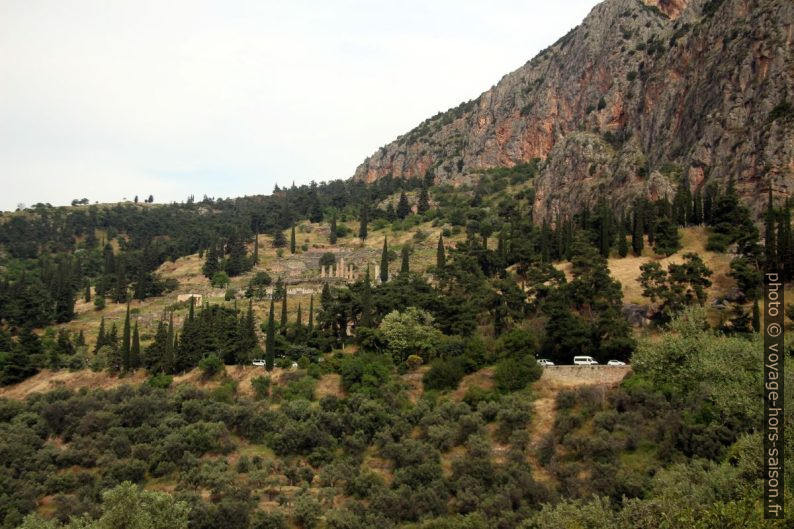 Vue du sanctuaire d'Athéna Pronaia vers le site principal de Delphes. Photo © André M. Winter