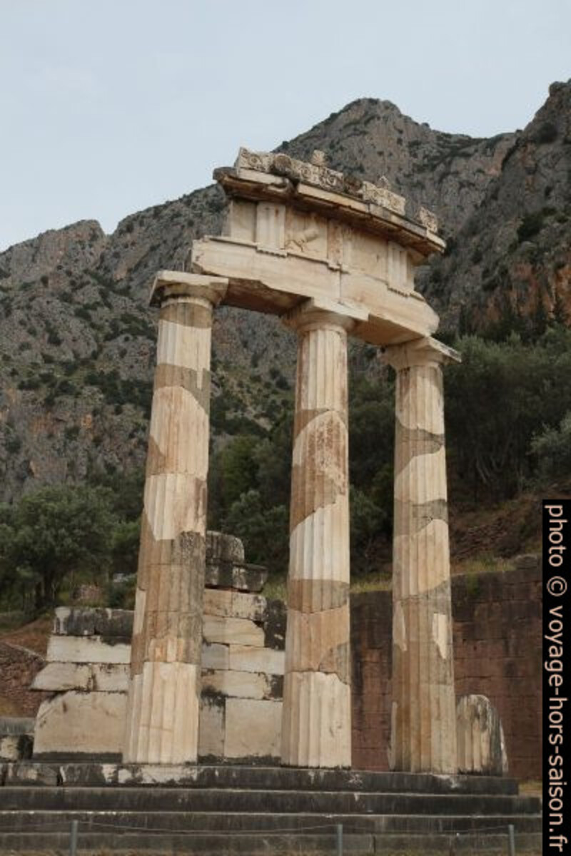 La Tholos de Delphes. Photo © Alex Medwedeff