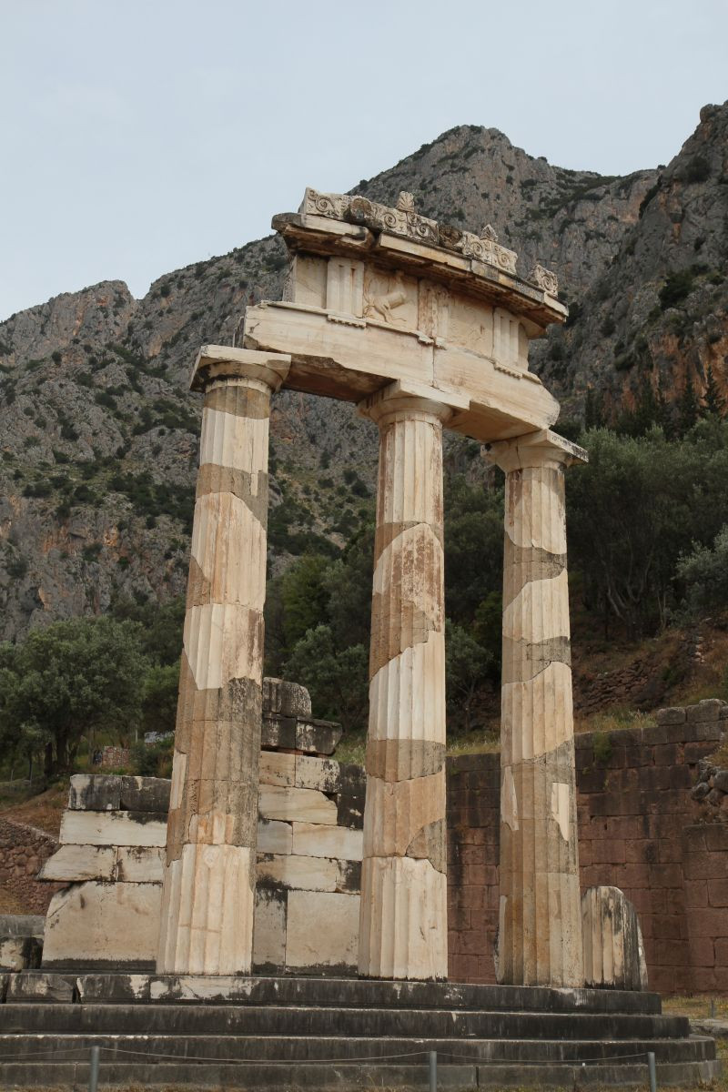 La Tholos de Delphes. Photo © Alex Medwedeff