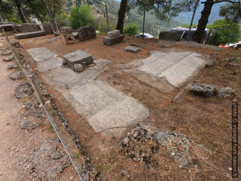 Mosaïques entre la route et le site extérieur principal. Photo © André M. Winter