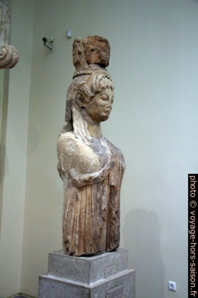 Cariatide du Trésor des Siphniens. Photo © André M. Winter