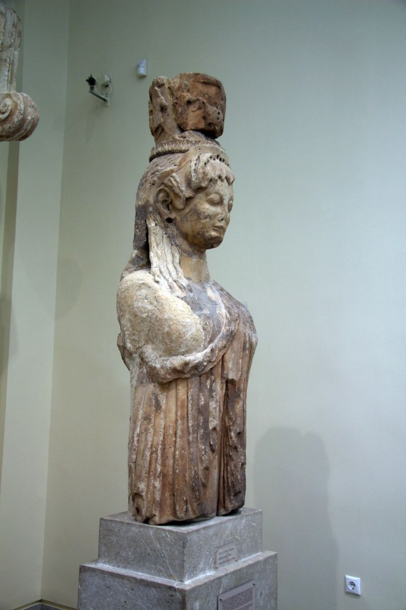 Cariatide du Trésor des Siphniens. Photo © André M. Winter
