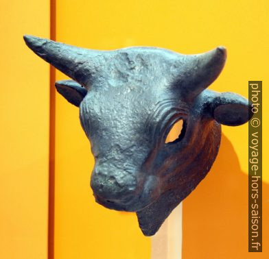 Tête de taureau en bronze. Photo © André M. Winter