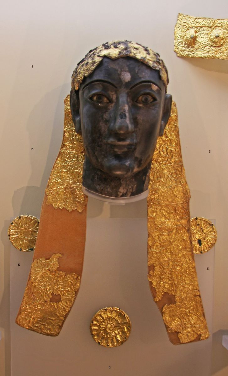 Tête de la statue chryséléphantine d'Apollon. Photo © André M. Winter