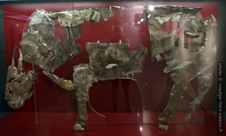 Statue d'un taureau constitué de feuilles d'argent. Photo © André M. Winter