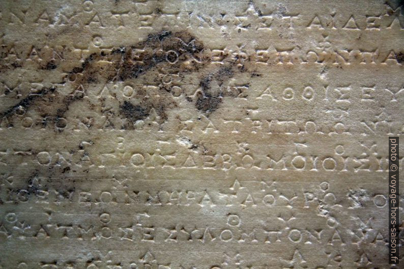 Inscriptions musicales du Trésor des Athéniens. Photo © André M. Winter