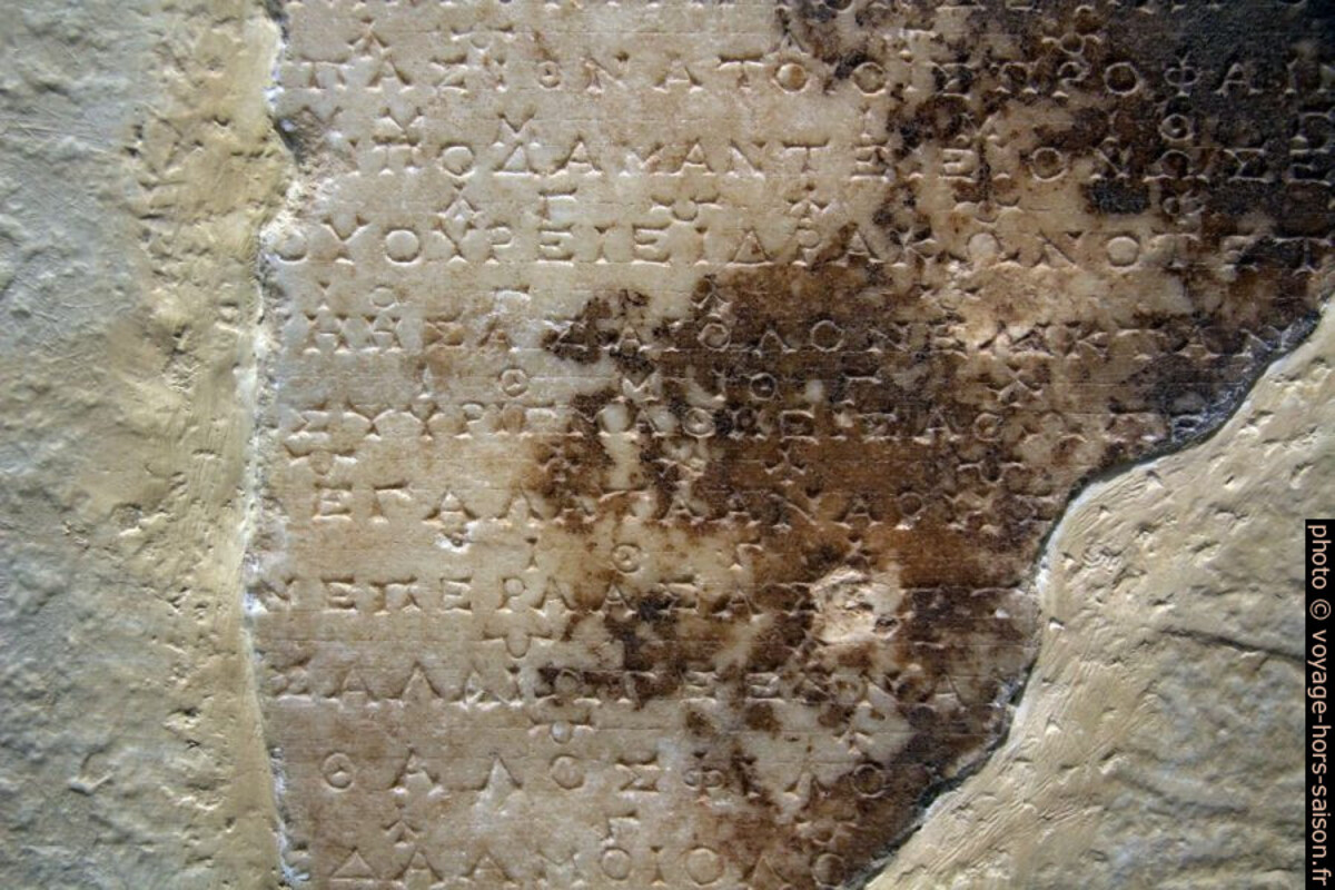Inscriptions musicales du Trésor des Athéniens. Photo © André M. Winter