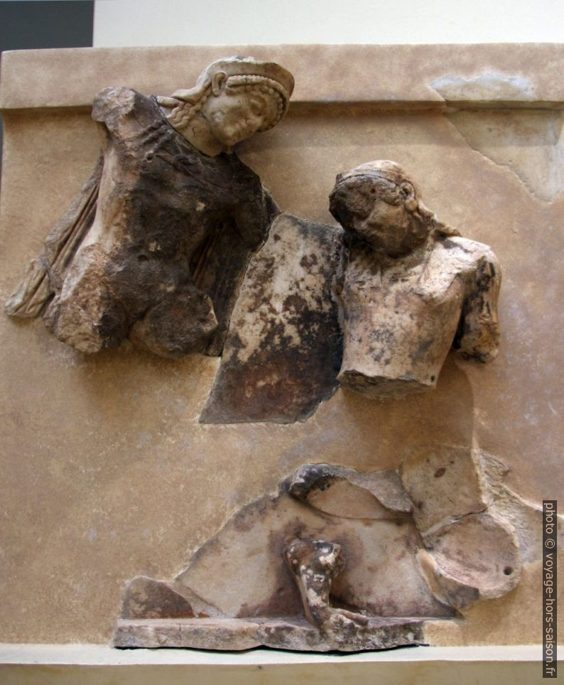 Thésée et Antiope parmi les métopes du Trésor des Athéniens. Photo © André M. Winter