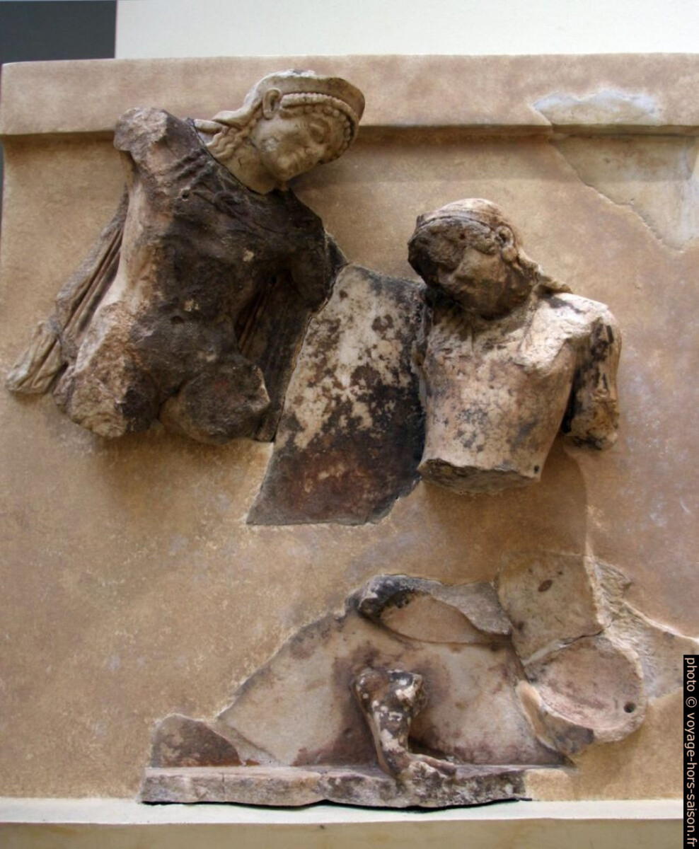 Thésée et Antiope parmi les métopes du Trésor des Athéniens. Photo © André M. Winter
