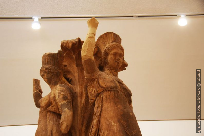 Les danseuses de la colonne d'acanthe. Photo © André M. Winter