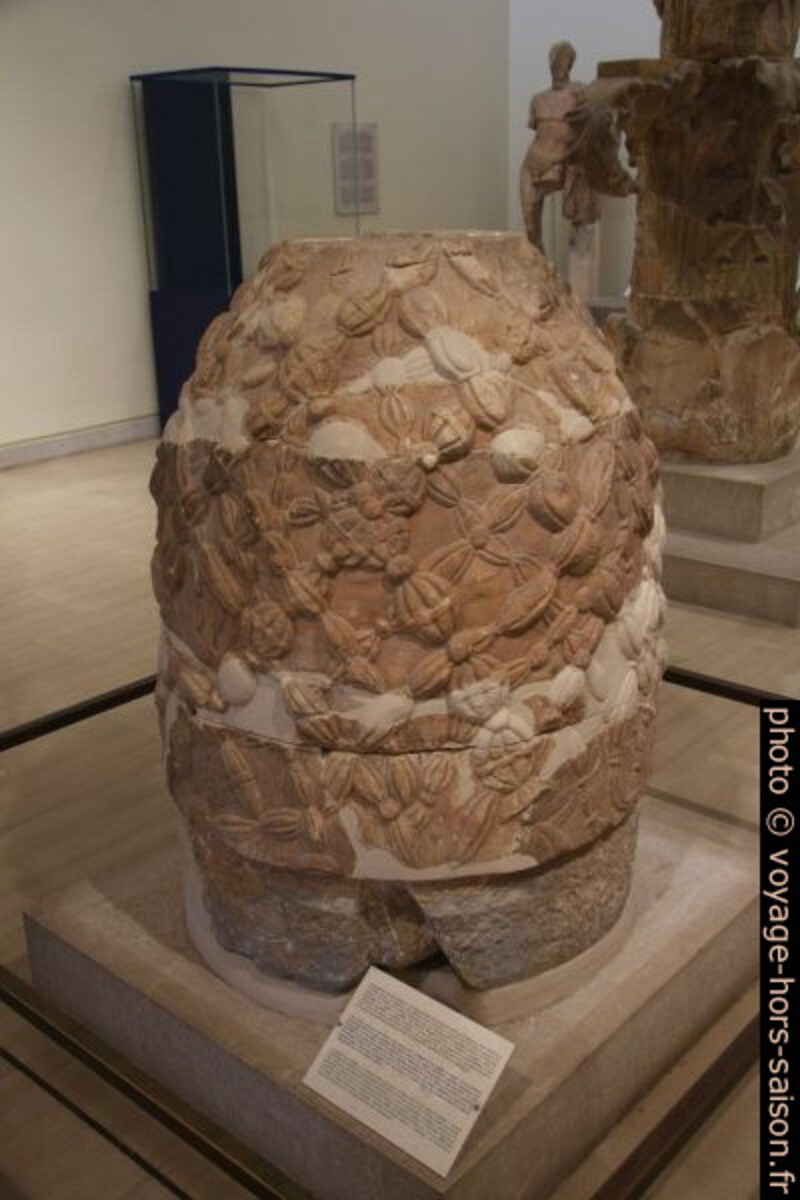 Omphalos de Delphes. Photo © André M. Winter