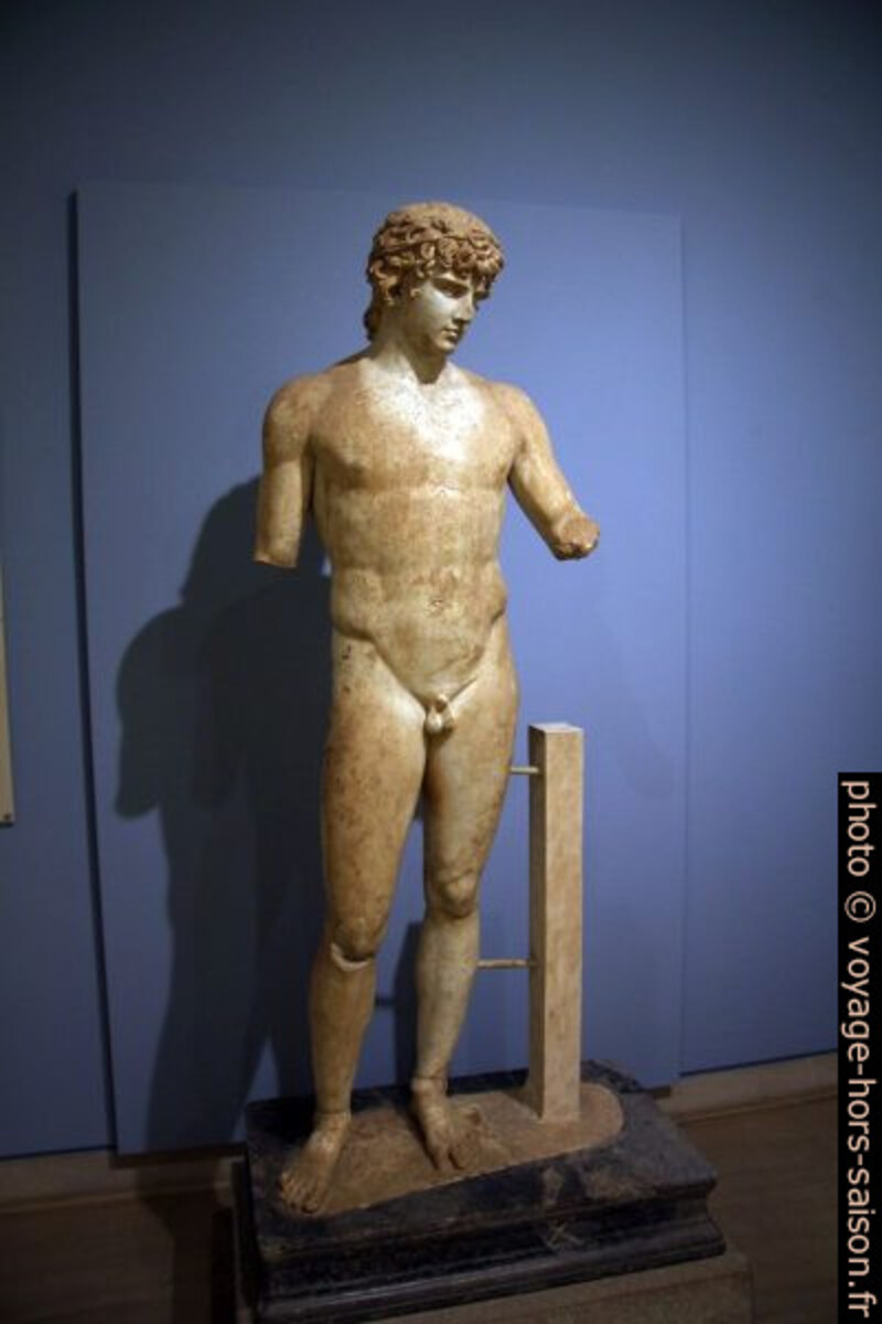Statue du culte d'Antinoüs. Photo © André M. Winter