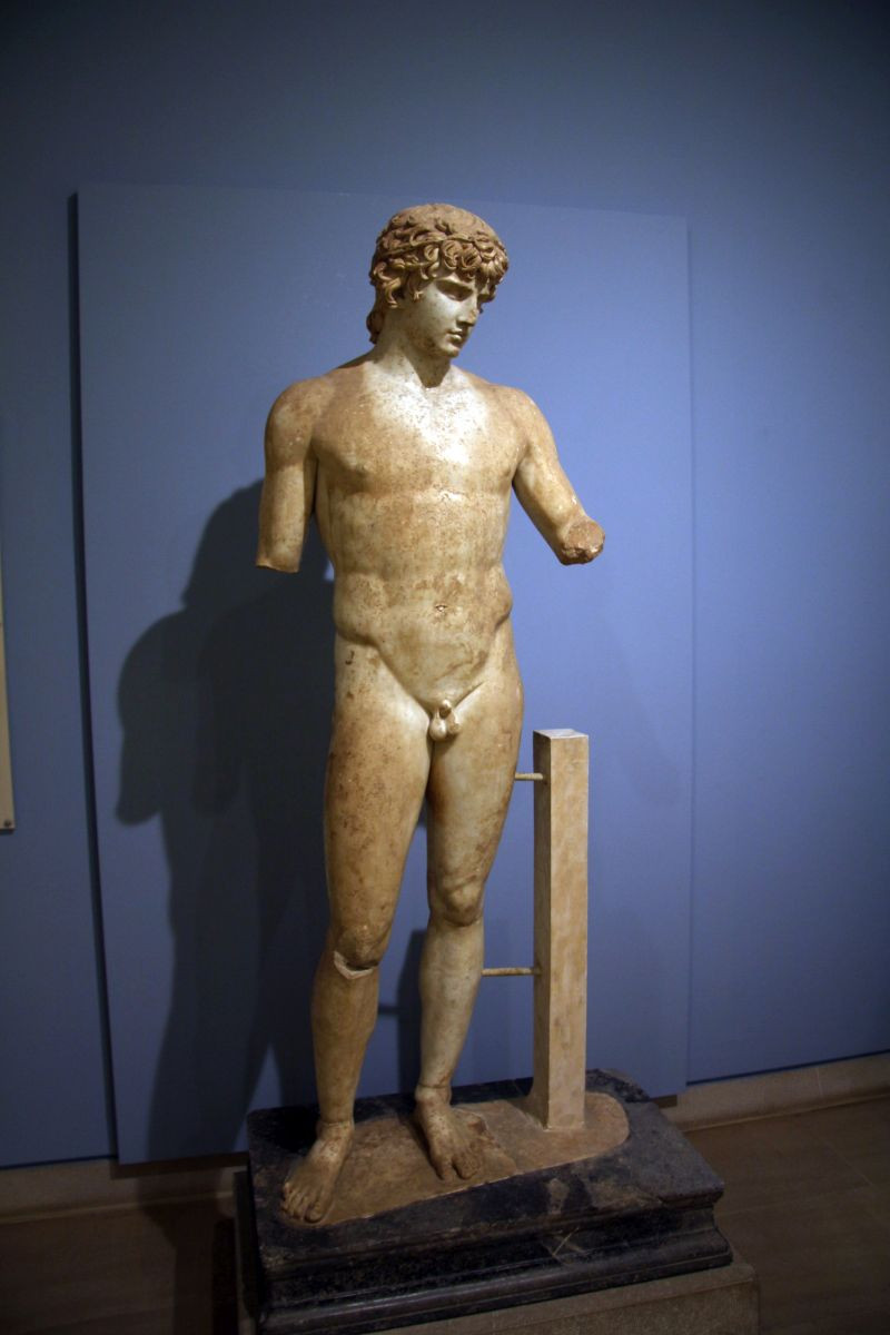Statue du culte d'Antinoüs. Photo © André M. Winter
