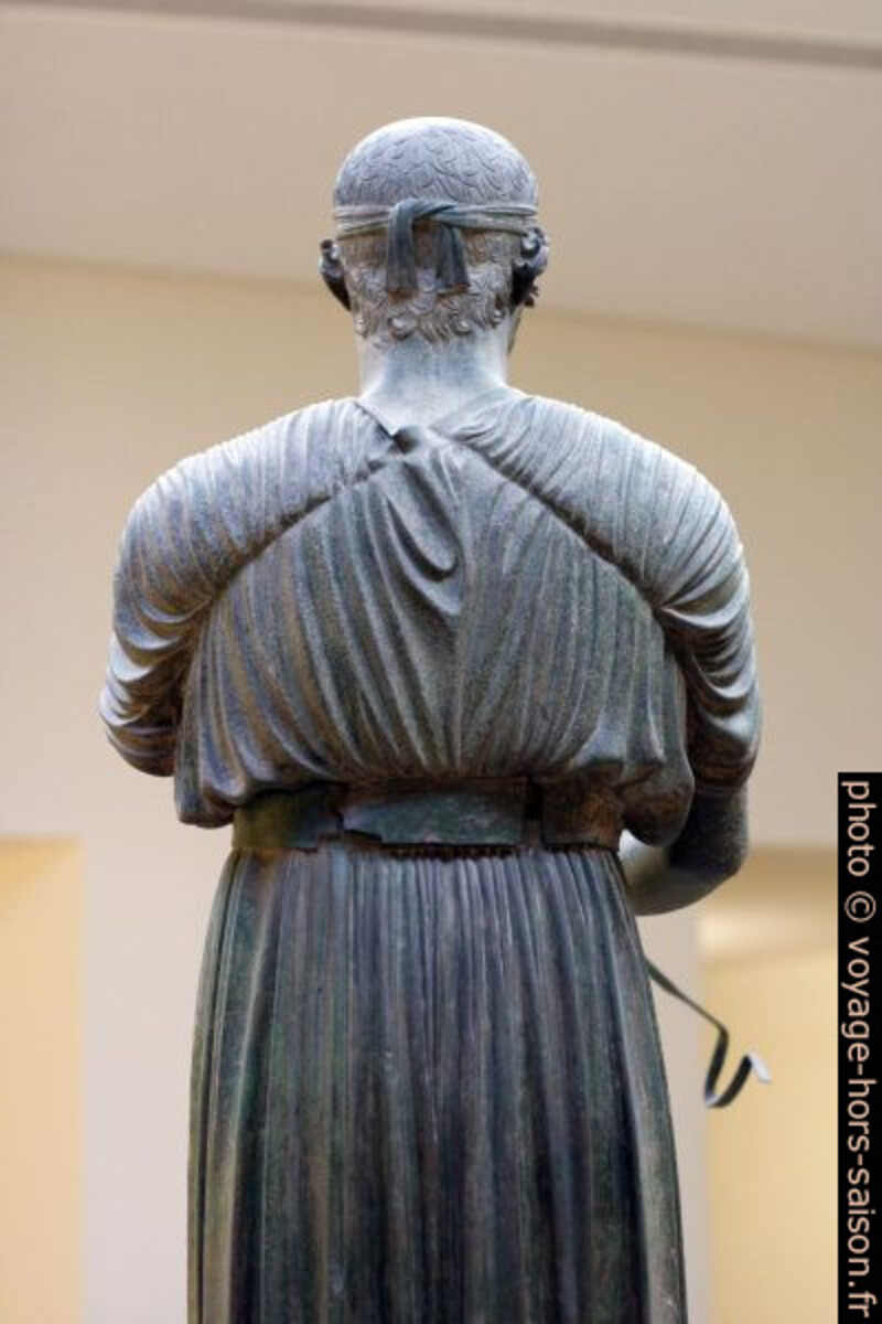 Statue en bronze de l'aurige vu du dos. Photo Wikipedia CCSA4 Zdenek Kratochvil