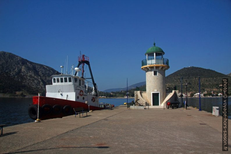 Remorqueur et le Phare d'Antikyra. Photo © André M. Winter