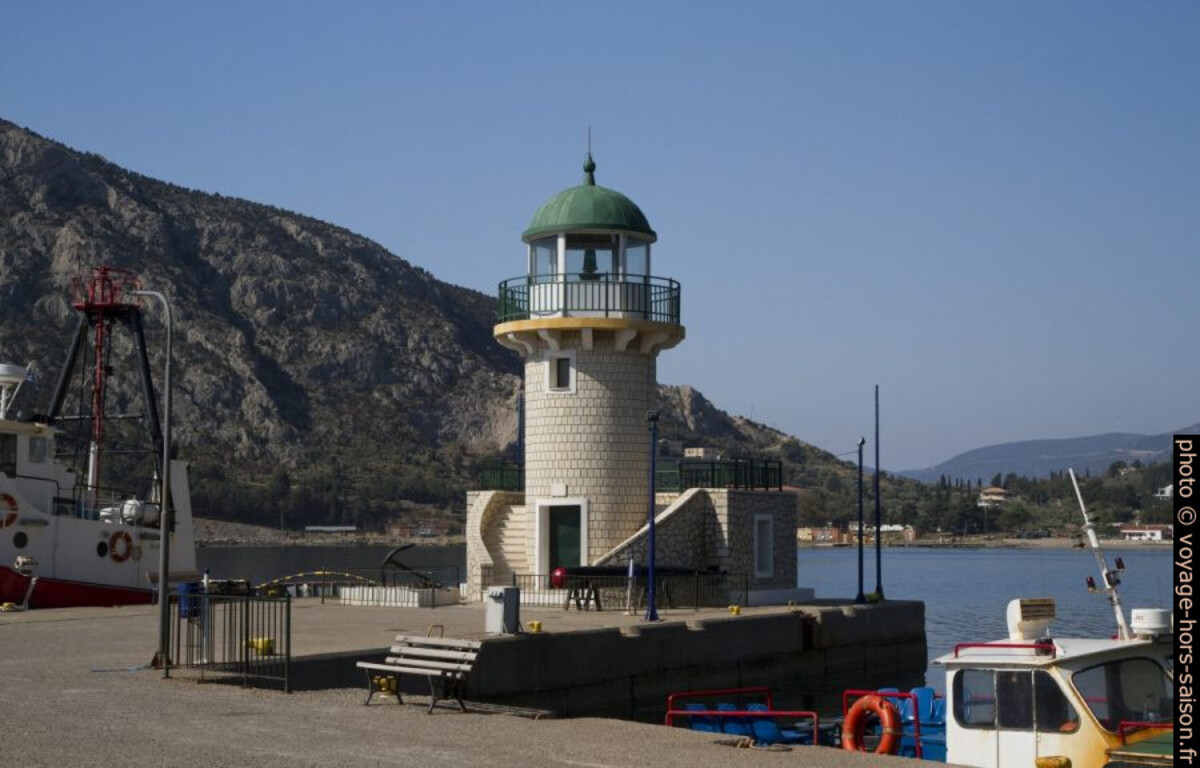Le Phare d'Antikyra. Photo © Alex Medwedeff