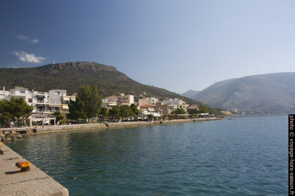 Partie est de la ville d'Antikyra. Photo © Alex Medwedeff
