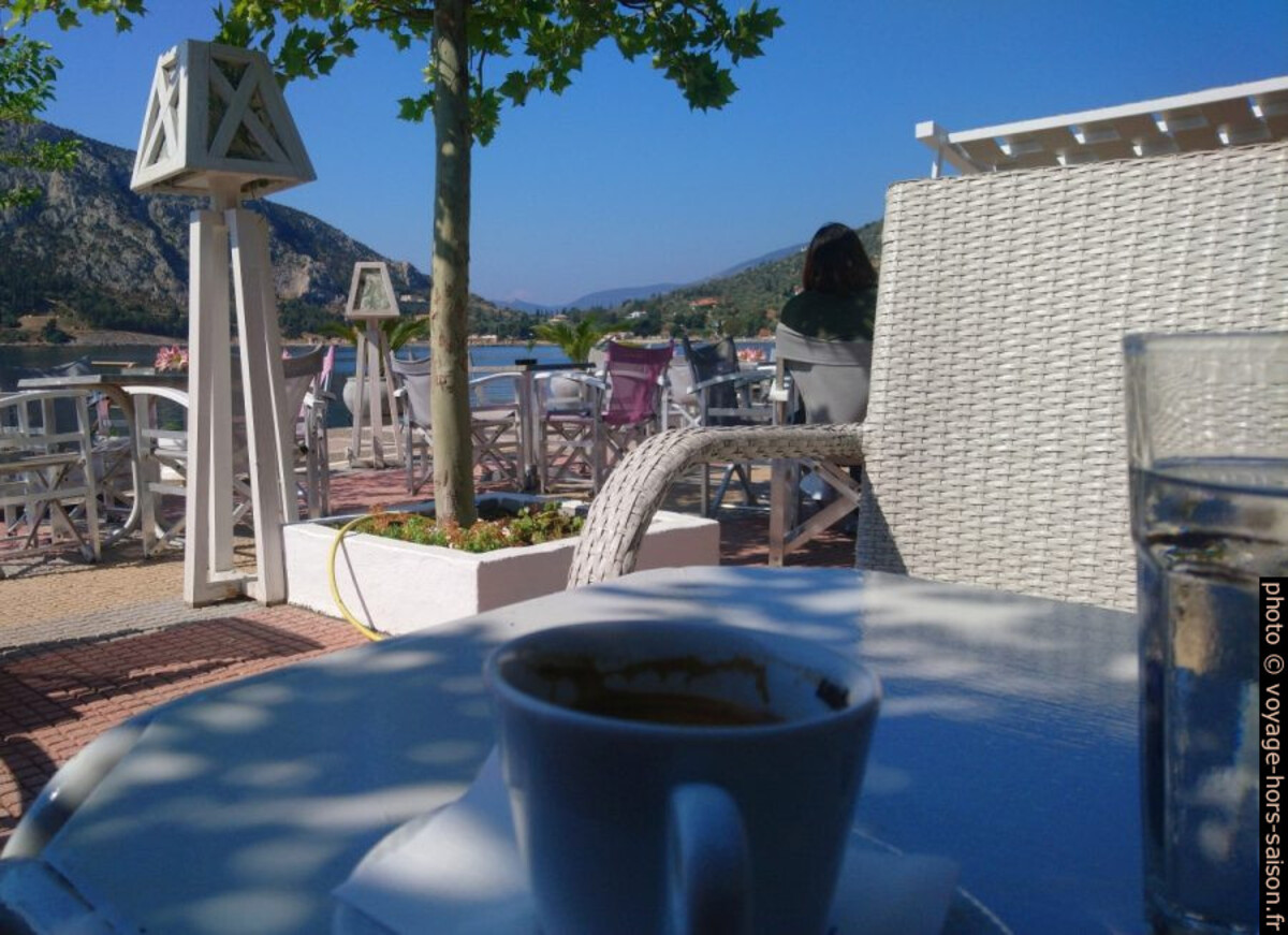 Sur la terrasse d'un café au port d'Antikyra. Photo © André M. Winter