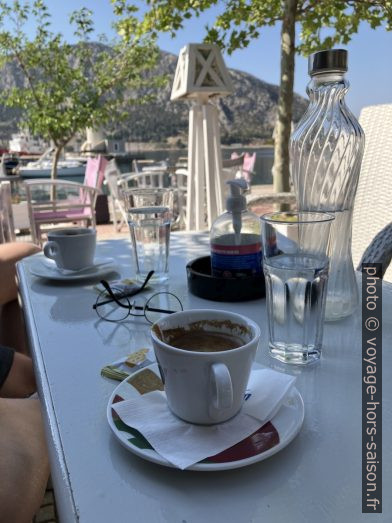 Café grec lune terrasse du port d'Antikyra. Photo © Alex Medwedeff