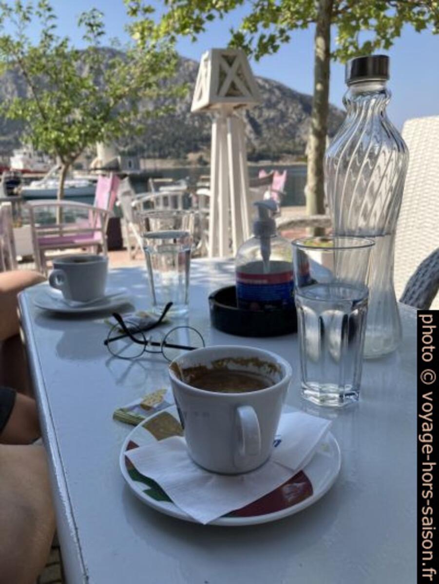 Café grec lune terrasse du port d'Antikyra. Photo © Alex Medwedeff