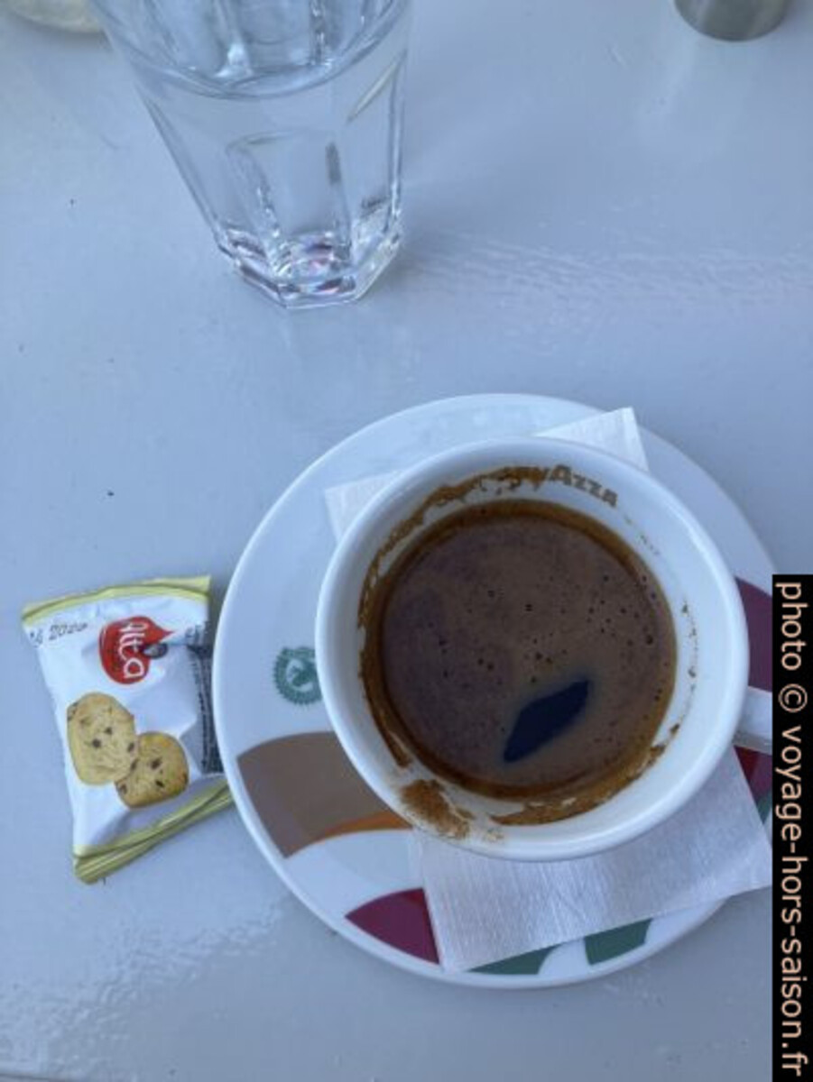 Café grec. Photo © Alex Medwedeff