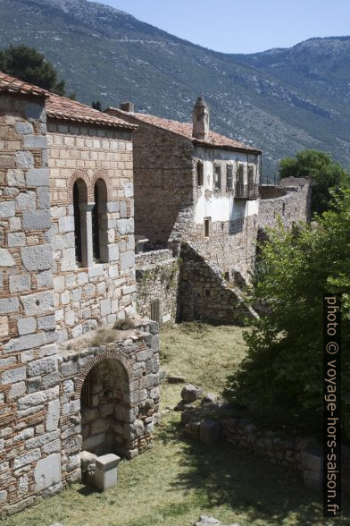 Réfectoire du Monastère d'Osios Loukas et une ancienne maison. Photo © André M. Winter