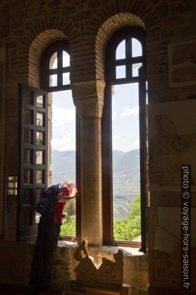 André regarde par une baie géminée du Réfectoire du Monastère d'Osios Loukas. Photo © Alex Medwedeff