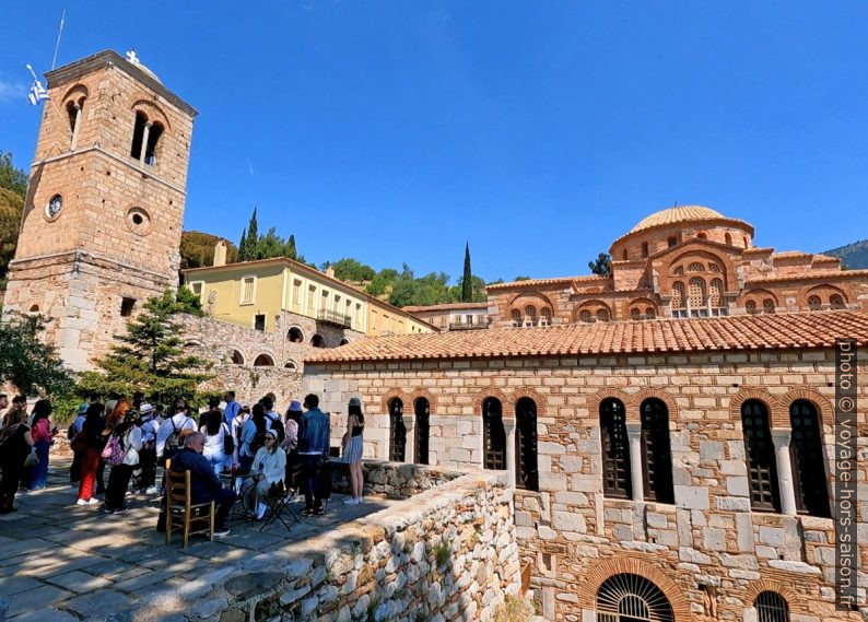 Terrasse ombragée devant le Monastère d'Osios Loukas. Photo © André M. Winter