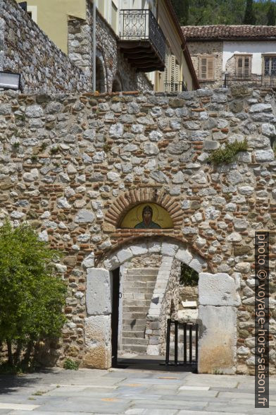 Portail d'accès au Monastère d'Osios Loukas. Photo © Alex Medwedeff